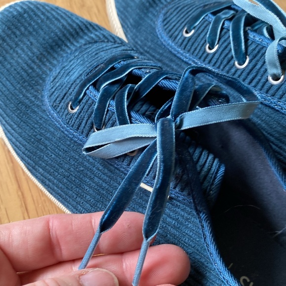 TOMS teal corduroy tennis shoes sneakers. Ribbon laces. Size US 8.5. CUTE!! - Picture 7 of 7